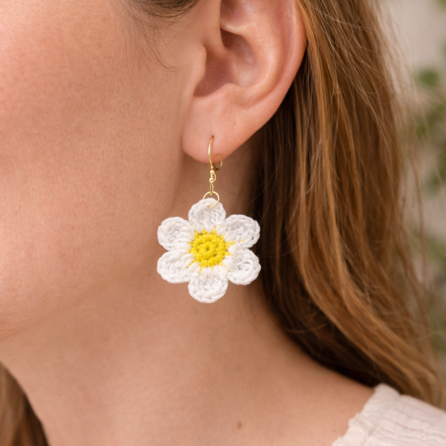 White Crochet Daisy Earrings – Handmade Floral Earrings